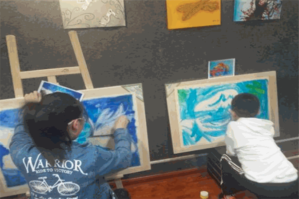 童彩启迪美术教育